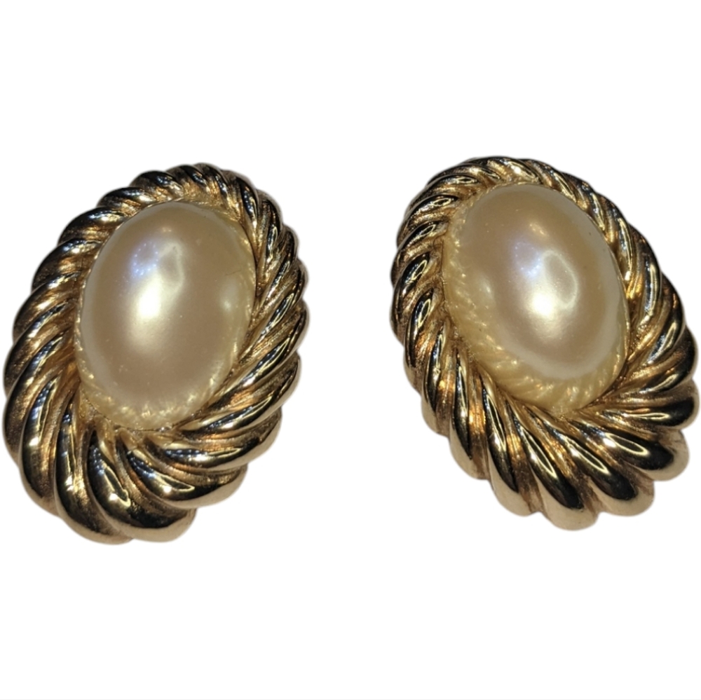 Gorgeous Vintage Designer Clip On Earrings Faux Pearls Beautiful 😍❤️